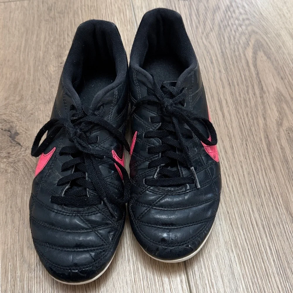 Nike Jr. Chaser Youth Soccer Cleats Size 4.5